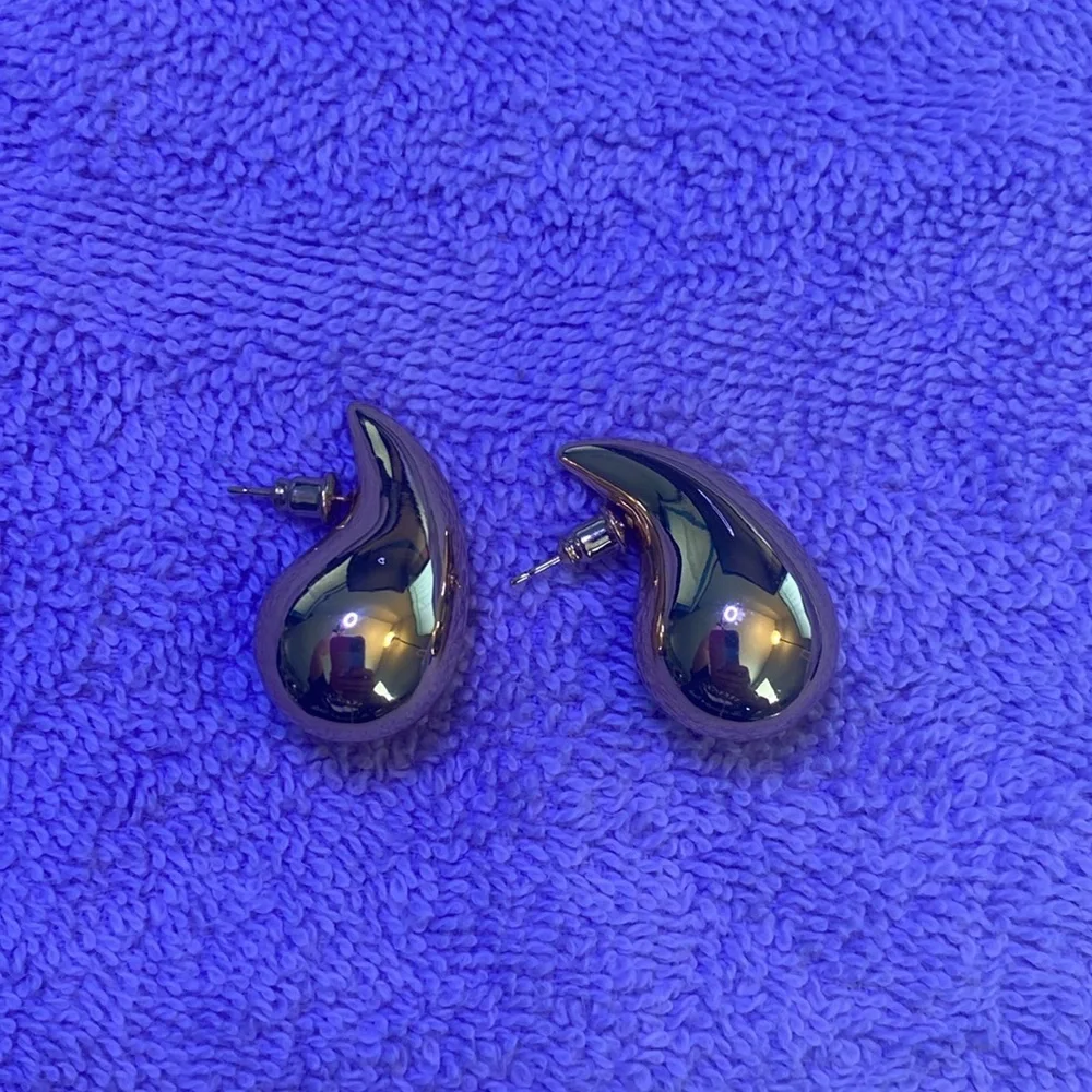 Elegant Gold Tone Teardrop Earrings - Picture 6 of 10
